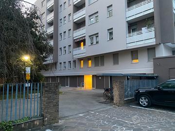 Piccolo garage comodo per la manovra