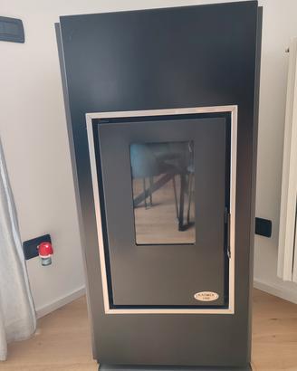 Termostufa a pellet Karmek One modello Aquos 