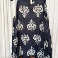 Vestito blu smanicato elegante con fantasia