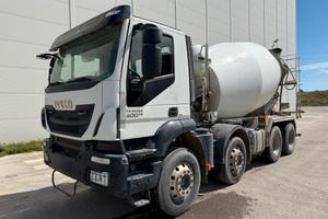 IVECO TRAKKER 400 con betoniera Liebherr