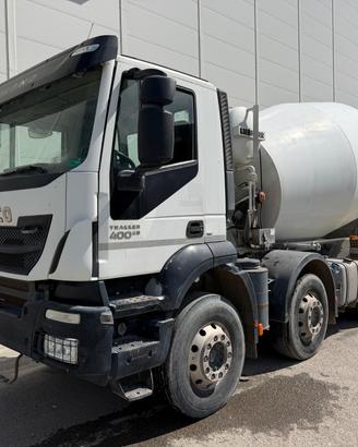IVECO TRAKKER 400 con betoniera Liebherr
