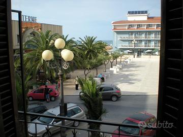 Appartamento centrale vista mare su piazza terme