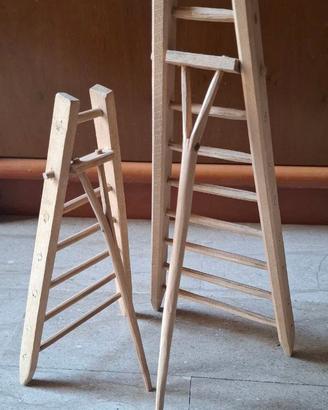 Coppia di scale decorative in legno fatte a mano