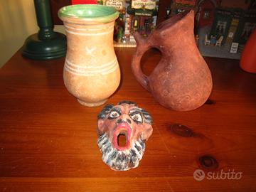 2 anfore+maschera in terra cotta