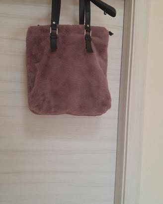 Borsa in morbida pelliccia sintetica 