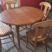 tavola legno con sedie 