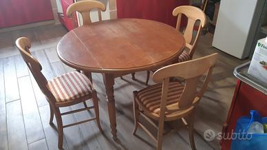 tavola legno con sedie 