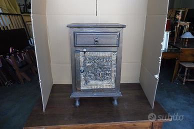 Armadio antico legno scuro con disegno