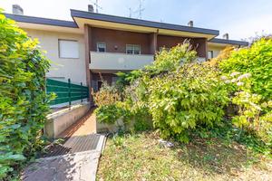 VILLA A SCHIERA A ARESE