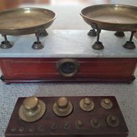 Bilancia antica con pesetti