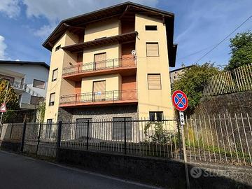 Casa singola con 2 unità, 2 box e giardino