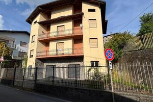 Casa singola con 2 unità, 2 box e giardino