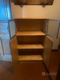 Piccola credenza con ante in vetro