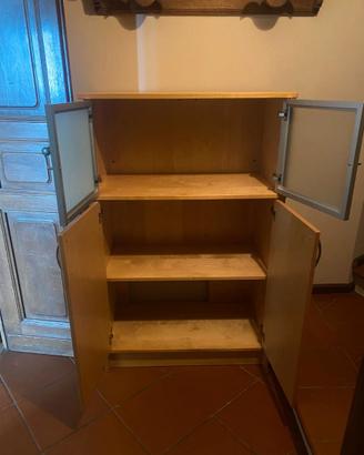 Piccola credenza con ante in vetro