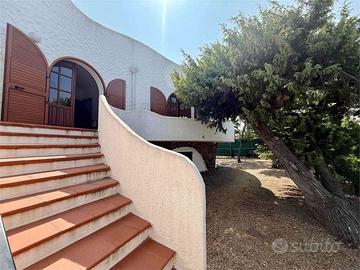 VILLA CON AMPIO GIARDINO A POCHI METRI DAL MARE