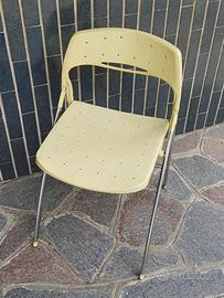 Quattro sedie pieghevoli in plastica e metallo