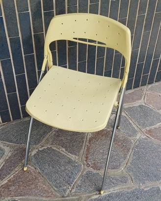 Quattro sedie pieghevoli in plastica e metallo