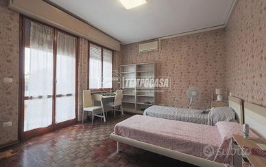 AMPIO ATTICO IN ZONA CENTRALE