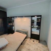 contorno letto con faretti e mensole in cristallo 