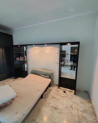 contorno letto con faretti e mensole in cristallo 