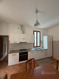 Cucina con elettrodomestici