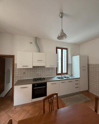 Cucina con elettrodomestici