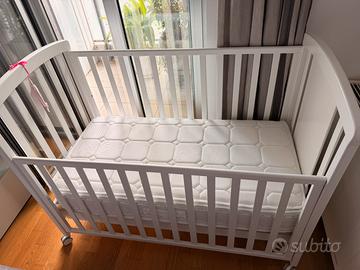 Lettino per bambini in legno bianco con materasso