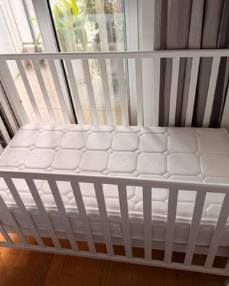 Lettino per bambini in legno bianco con materasso