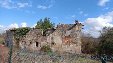 Rustico / Casale di 441 m² con più di 5 locali a L