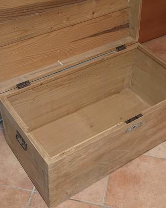 baule antico stile tirolese in legno