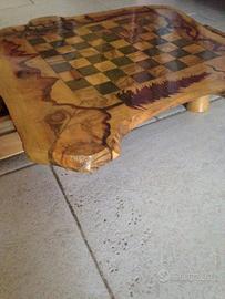 Scacchiera con scacchi in legno intagliata a mano