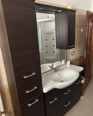 lavandino bagno  con mobile e specchio completo