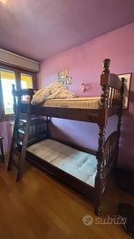 Camera in legno con letto a castello