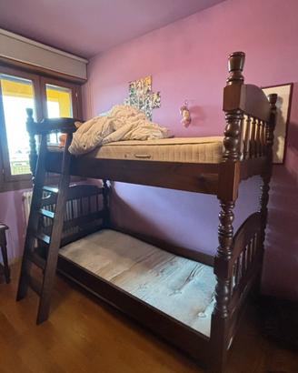 Camera in legno con letto a castello