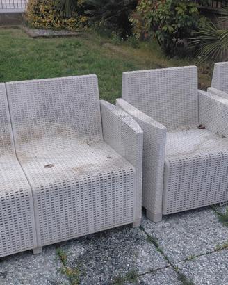 salottino con divanetto e poltrone da giardino 