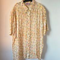 Blusa gialla con fantasia floreale 