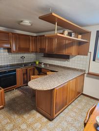 cucina tavolo e credenza 