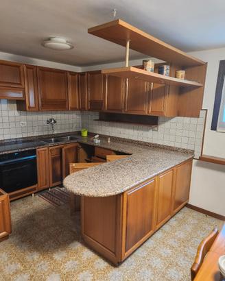 cucina tavolo e credenza 