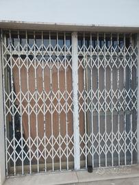 cancello antifurto scorrevole +vetrina con porta 