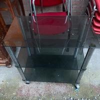 Mobile in vetro scuro con ruote