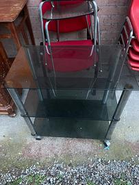 Mobile in vetro scuro con ruote