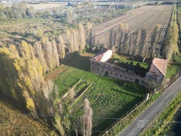 TecnoAzienda: Rustico da ristrutturare con