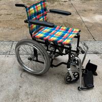 Sedia a rotelle piccola maneggevole