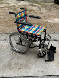 Sedia a rotelle piccola maneggevole