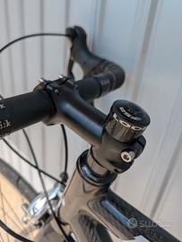 bici da strada full carbon molto leggera