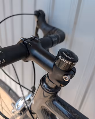 bici da strada full carbon molto leggera