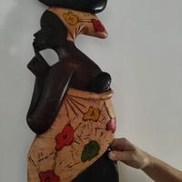 Scultura in legno di una donna africana