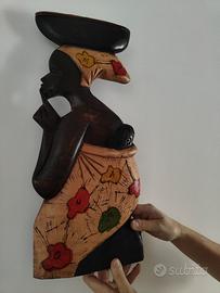 Scultura in legno di una donna africana