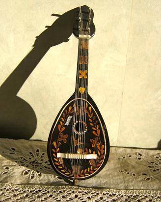Carillon a forma di mandolino