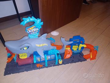 Hot Wheels Mega Squalo 